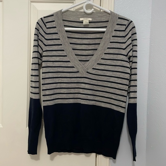 Club Monaco 100% wool Gray and Navy Striped V-neck Colorblock Sweater sz Small - Picture 2 of 9